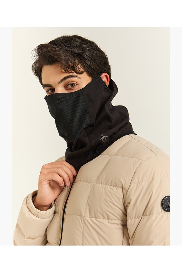 남성 방한 풀오버 MQ421MWMO4는 겨울철 혹한기에도 따뜻함을 유지해주는 블랙 색상의 방한 풀오버입니다. 폴리에스터, 나일론, 폴리우레탄 혼방 소재로 제작되어 보온성과 방한 기능이 뛰어나며, 두꺼운 두께감으로 추운 날씨에도 든든하게 몸을 보호합니다. 출근룩과 캠핑룩 등 다양한 TPO에 활용 가능하며, 캐주얼, 미니멀, 고프코어 스타일을 연출하기 좋습니다. 워머 디테일이 더해져 한층 더 따뜻하고 스타일리시한 겨울 패션을 완성할 수 있습니다.
