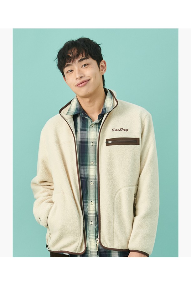 남성 플리스 집업 재킷 MQ421PJPO1은 가을과 겨울에 따뜻하게 착용할 수 있는 두꺼운 두께감의 플리스 자켓입니다. 부드러운 촉감의 폴리에스터와 나일론 혼방 소재로 제작되어 편안한 착용감을 제공하며, 레귤러 핏으로 제작되어 활동성을 높였습니다. IVRY 컬러의 무지 디자인으로 어떤 스타일에도 쉽게 매치할 수 있으며, 골프 및 일상용으로 활용하기 좋습니다. 집업 스타일과 넉넉한 소매 기장, 포켓 디테일이 돋보이는 캐주얼하고 스포티한 느낌의 아우터입니다.
