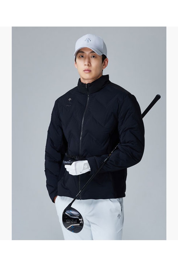 남성 스윙 튜브다운 점퍼 DQ41MFDJO3는 겨울철 골프룩 또는 데일리룩에 적합한 스포티하고 미니멀한 스타일의 점퍼입니다. 블랙과 그레이 두 가지 색상으로 출시되었으며, 레귤러핏으로 편안한 착용감을 제공합니다. 폴리에스터, 나일론, 폴리우레탄, 레이온, 거위솜털, 거위깃털 등 다양한 소재를 사용하여 보온성과 경량성을 동시에 갖췄습니다. 튜브다운 구조에 니트 디테일과 기모 안감을 더해 부드러운 촉감과 두꺼운 두께감으로 추운 날씨에도 따뜻하게 입을 수 있습니다. 집업 방식과 긴 소매 기장으로 활동성을 높였으며, 무지 패턴으로 어떤 스타일에도 쉽게 매치할 수 있습니다.
