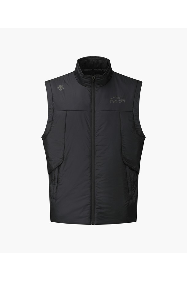 아크먼트(ACMT) 남성 경량 패딩 베스트 DQ42MFDVO1은 겨울철 라운딩과 일상에서 모두 활용 가능한 남성용 패딩 베스트입니다. 블랙과 라이트그레이 두 가지 색상으로 출시되었으며, 스포티하면서도 미니멀한 스타일을 연출합니다. 가볍고 따뜻한 착용감을 제공하며, 프리마로프트 충전재, 퍼텍스 원단, 발열 안감을 사용하여 보온성을 극대화했습니다. 집업 스타일의 레귤러핏으로 제작되었으며, 민소매 디자인으로 활동성을 높였습니다. 부드러운 촉감의 나일론과 폴리에스터 혼방 소재로 제작되어 편안함을 선사합니다.
