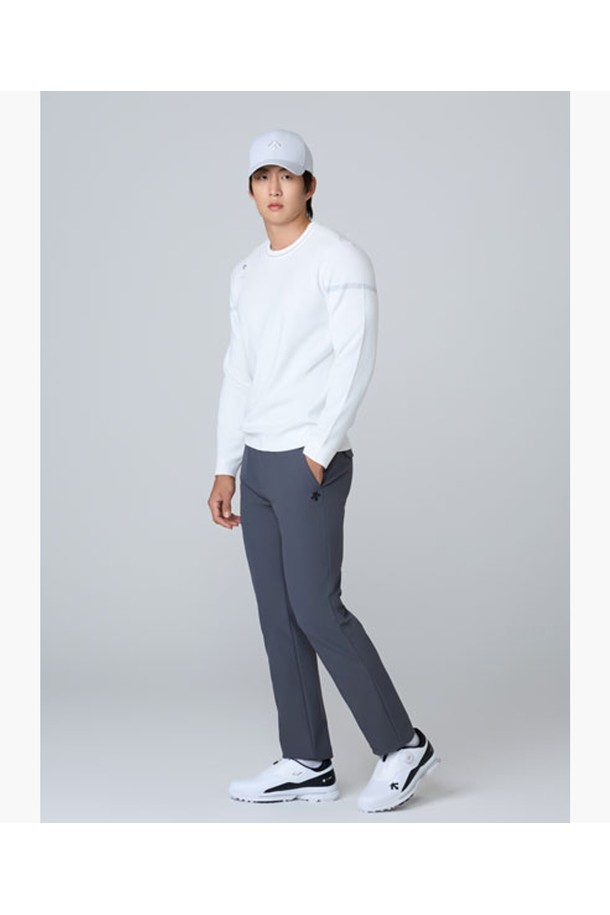 남성 슬림핏 기모 팬츠 DQ42MFPTO3는 겨울철 필드 및 일상에서 착용하기 좋은 남성 골프 팬츠입니다. 부드러운 촉감의 나일론, 폴리우레탄 혼방 소재로 제작되었으며, 두꺼운 두께감과 기모 안감으로 뛰어난 보온성을 제공합니다. 허리 양쪽에 E밴딩 처리가 되어 있어 활동성이 좋으며, 슬림핏 디자인으로 깔끔한 핏을 연출합니다. 베이직한 디자인에 BLKG(블랙), GRYG(그레이), IVYG(아이보리) 세 가지 컬러로 출시되어 클래식, 미니멀, 캐주얼 등 다양한 스타일 연출이 가능합니다.
