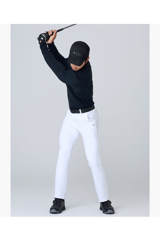 남성 슬림핏 기모 팬츠 DQ42MFPTO3는 겨울철 라운딩과 일상에서 스타일리시하게 활용 가능한 골프 팬츠입니다. 부드러운 촉감의 나일론, 폴리우레탄 혼방 소재에 기모 안감을 더하여 보온성을 높였습니다. 슬림핏 디자인으로 활동성을 높였으며, 베이직한 디자인과 무지 패턴으로 다양한 골프룩, 캐주얼, 클래식 스타일을 연출할 수 있습니다. 블랙, 그레이, 아이보리 세 가지 컬러로 출시되어 취향에 맞는 색상을 선택할 수 있습니다. E밴딩 처리로 편안한 착용감을 제공합니다.
