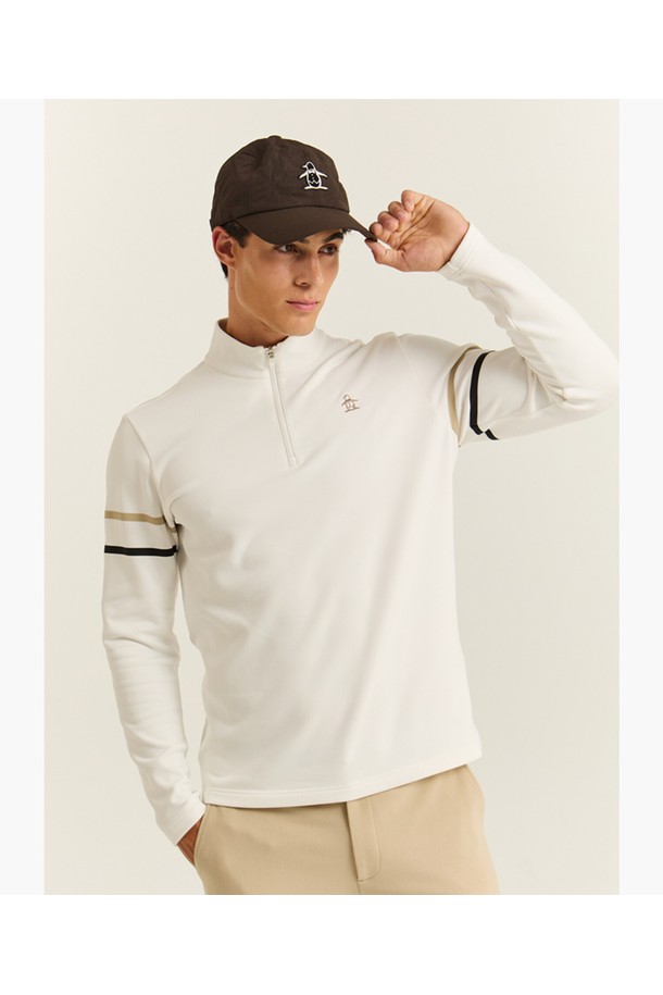 남성 경량 기모 반집업 티셔츠 화이트 MQ421MTLO1은 가을, 겨울 시즌 골프 및 일상에서 활용하기 좋은 상의입니다. 부드러운 촉감의 나일론, 폴리에스터, 폴리우레탄, 레이온, 아크릴, 스판덱스 혼방 소재로 제작되어 가볍고 따뜻한 착용감을 제공합니다. 레귤러핏에 긴 소매, 반집업 네크라인 디자인으로 스포티하고 베이직한 스타일을 연출합니다. 안감 기모 처리와 두꺼운 두께감으로 보온성을 높였으며, 무지 디자인으로 다양한 하의와 매치하기 용이합니다. 골프웨어, 스포츠웨어로 활용하기 좋으며 미니멀한 스타일을 선호하는 남성분들께 추천합니다.
