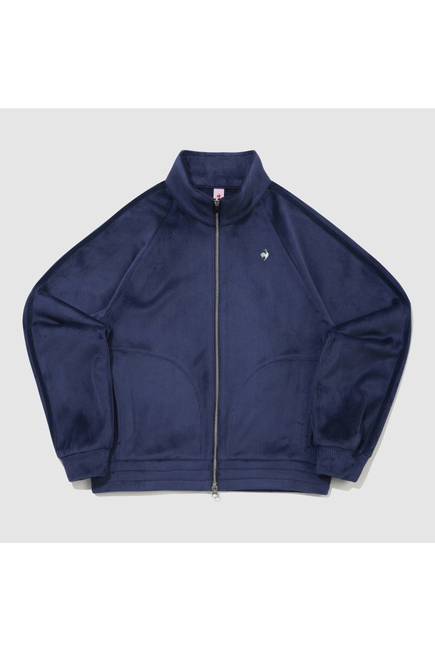 **여성 루즈핏 벨듀로이 하이넥 집업 - 네이비 QQ422OFTO3**

부드러운 벨벳, 코듀로이, 폴리에스터, 폴리우레탄 혼방 소재로 제작된 여성용 루즈핏 집업 자켓입니다. 넉넉한 핏과 하이넥 디자인으로 포근하고 캐주얼한 스타일을 연출합니다. 안쪽 기모 처리와 두꺼운 두께감으로 가을, 겨울철 우수한 보온성을 제공하며, 신축성 있는 소재로 편안한 착용감을 선사합니다. 네이비, 핑크, 아이보리 세 가지 컬러로 출시되어, 겨울 데일리룩, 집콕룩, 산책룩 등 다양한 TPO에 맞춰 활용하기 좋습니다. 미니멀, 클래식 무드의 캐주얼 스타일을 즐기는 여성분들께 추천합니다.
