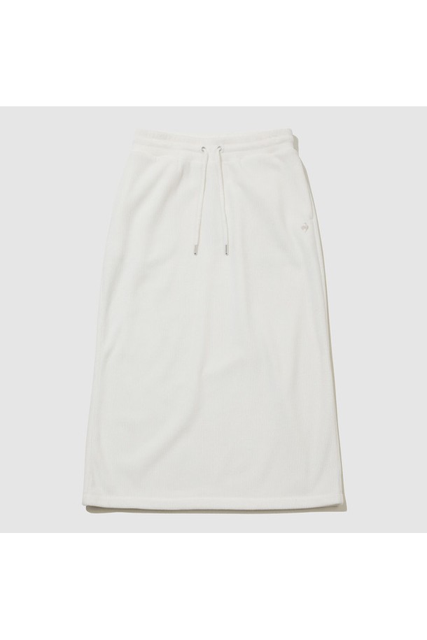 아이보리 컬러의 여성 루즈핏 벨듀로이 미디 스커트 QQ422OSKO3입니다. 부드러운 촉감의 코듀로이 소재, 안쪽 기모 처리로 가을, 겨울에도 따뜻하게 착용 가능하며, 루즈핏으로 편안한 착용감을 선사합니다. 캐주얼, 미니멀, 클래식 스타일을 모두 소화할 수 있으며, 데일리룩, 동네 마실룩, 집콕룩 등 다양한 TPO에 활용하기 좋습니다. 신축성이 있어 활동성이 좋고, 골지 패턴에 두꺼운 두께감으로 포근한 분위기를 연출합니다. 셋업 연출도 가능하여 활용도가 높습니다.
