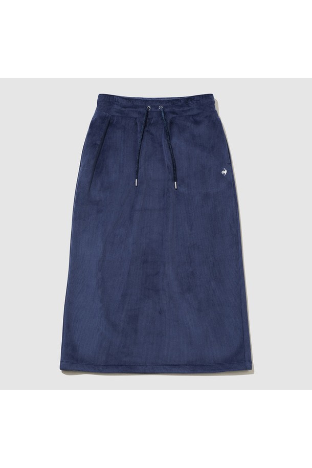 네이비 컬러의 여성 루즈핏 벨듀로이 미디 기장 스커트 QQ422OSKO3입니다. 부드러운 촉감의 코듀로이, 폴리에스터, 폴리우레탄 혼방 소재로 제작되어 가을, 겨울 시즌 따뜻하게 착용할 수 있습니다. 루즈핏에 골지 패턴, 두꺼운 두께감으로 캐주얼하고 미니멀한 스타일을 연출하며, 기모 안감으로 보온성을 높였습니다. 신축성이 있어 편안한 착용감을 선사하며, 셋업으로도 활용 가능하여 겨울 데일리룩에 활용하기 좋습니다.
