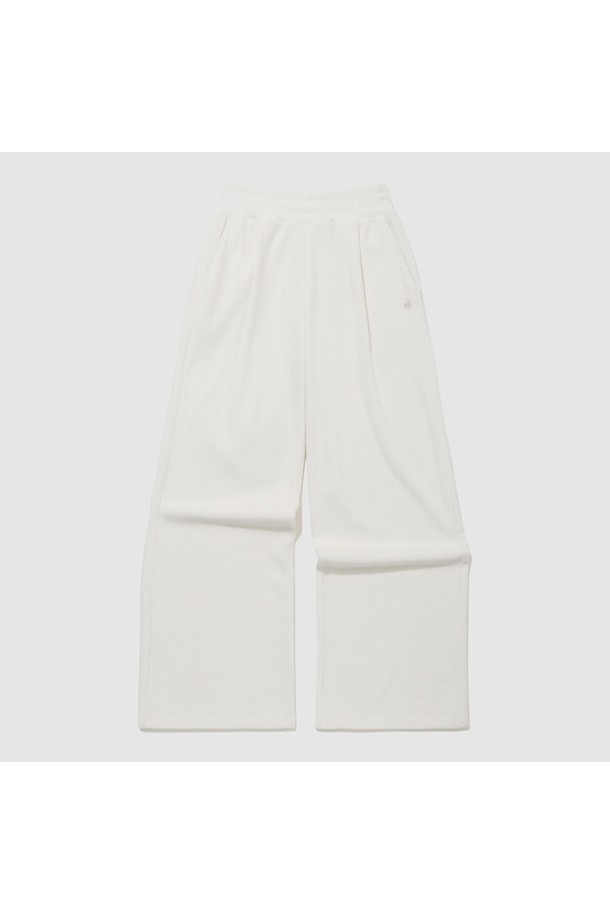 여성 루즈핏 벨듀로이 팬츠 - 아이보리 QQ422OFPO3는 부드러운 촉감과 은은한 광택이 돋보이는 벨벳 코듀로이 팬츠입니다. 가을, 겨울 시즌에 적합하며, 두꺼운 두께감과 기모 안감으로 뛰어난 보온성을 제공합니다. 루즈핏 디자인으로 편안한 착용감을 선사하며, 밴딩 처리로 활동성을 더했습니다. 캐주얼, 미니멀, 클래식 스타일을 아우르며 겨울 데일리룩, 집콕룩, 산책룩 등 다양한 TPO에 활용할 수 있습니다. 신축성이 좋아 편안하게 착용 가능합니다.
