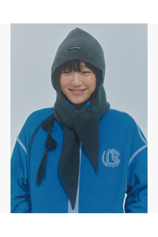 여성 니트 스카프 바라클라바 _MGRY GQ422LSAO2는 스포츠 활동과 일상에서 모두 활용 가능한 방한용품입니다. 부드러운 촉감의 니트 소재로 제작되어 보온성이 뛰어나며, 스카프 일체형 디자인으로 활동성을 높였습니다. 무지 디자인에 MGRY(엠지알와이) 컬러를 사용하여 스포티하면서도 캐주얼한 스타일을 연출할 수 있습니다. 골프, 등산, 러닝 등 다양한 스포츠 활동 시 착용하기 좋으며, 겨울철 추위로부터 얼굴과 목을 따뜻하게 보호해줍니다.
