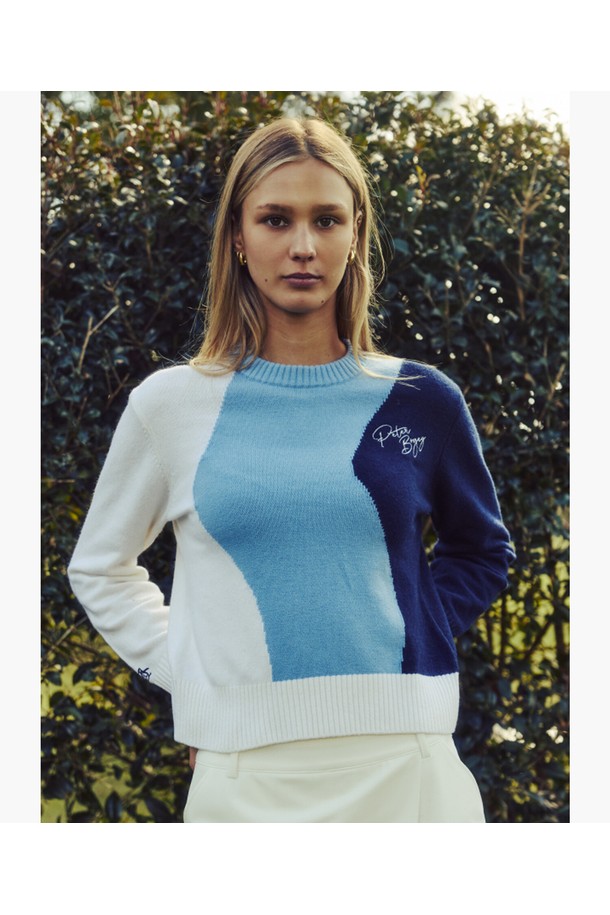 여성 패턴 스웨터 MQ422PSWO1은 골프 및 일상에서 활용 가능한 캐주얼 스타일의 의류입니다. 울, 나일론, 캐시미어 혼방 소재로 제작되어 두꺼운 두께감과 기모 안감으로 보온성을 높였습니다. 시그니처 물결 패턴 디자인과 유니크한 캐릭터가 돋보이며, 모크넥으로 세련된 느낌을 더했습니다. 캐주얼, 클래식, 미니멀 스타일을 아우르며, 커플룩으로도 연출할 수 있습니다.
