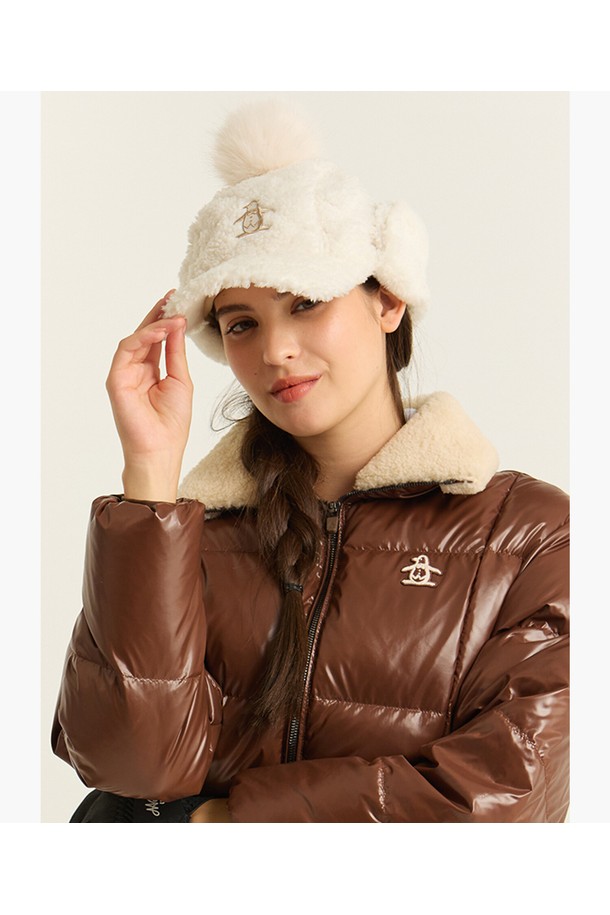 여성 플리스 이어머프 캡 화이트 MQ422LCPO7은 겨울철 보온성을 책임지는 모자입니다. 부드러운 폴리에스터 플리스 소재로 제작되어 뛰어난 촉감을 제공하며, 귀를 덮는 이어머프 디자인으로 방한 기능을 더했습니다. 챙 넓이 7.5cm의 무지 스타일로, 골프룩이나 일상 캐주얼룩에 클래식하고 미니멀한 느낌을 더해줍니다. 화이트와 브라운 두 가지 색상으로 출시되어 다양한 스타일에 매치하기 좋습니다.
