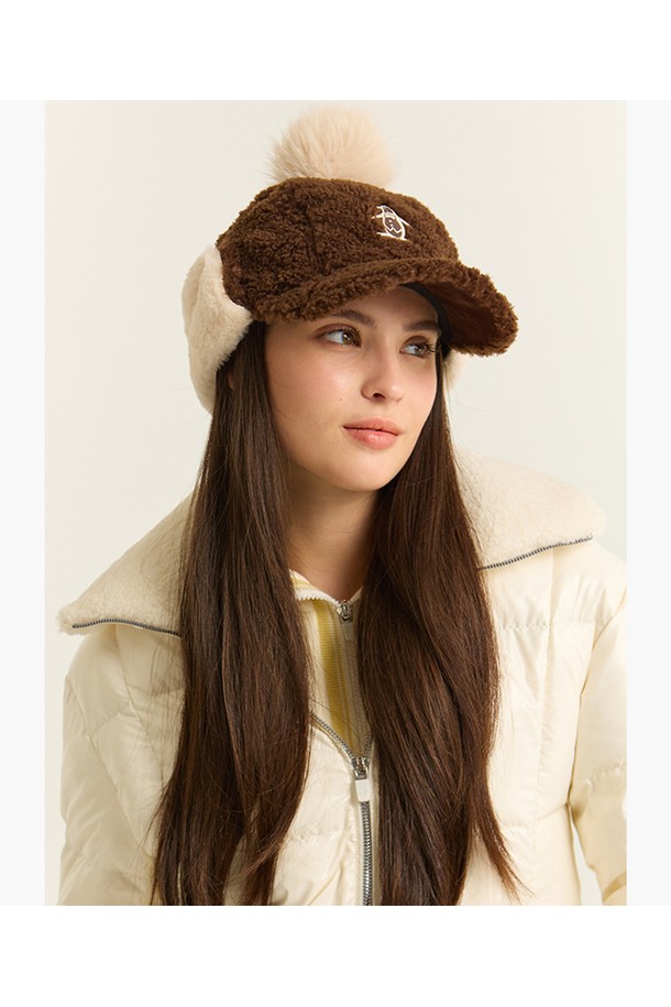 MQ422LCPO7 여성 플리스 이어머프 캡 브라운은 부드러운 촉감의 플리스 소재로 제작되어 가을, 겨울철 보온성을 높여주는 여성용 모자입니다. 7.5cm 챙과 무지 디자인에 브라운, 화이트 컬러로 출시되어 클래식, 미니멀, 캐주얼 스타일 모두 소화 가능합니다. 특히 골프룩에 잘 어울리며, 이어머프 디자인으로 귀를 따뜻하게 보호해 줍니다. 폼폼 장식이 더해져 사랑스러운 포인트를 더했습니다.
