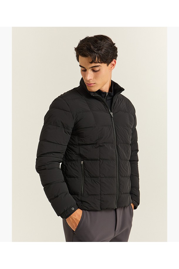 남성 스윙 다운 점퍼 블랙 MQ421MJPO1은 겨울철 골프 및 일상생활에서 스포티한 스타일을 연출할 수 있는 다운 점퍼입니다. 부드러운 촉감의 나일론, 폴리우레탄 소재로 제작되었으며, 두꺼운 두께감으로 뛰어난 보온성을 제공합니다. 레귤러핏 디자인에 집업 여밈 방식으로 편안하게 착용 가능하며, 크롭 기장으로 활동성을 높였습니다. 거위 솜털 충전재를 사용하여 가볍고 따뜻하며, 블랙 컬러와 무지 패턴으로 미니멀한 디자인을 강조했습니다. 긴 소매 기장의 패딩 형태 아우터로, 겨울철 골프룩을 완성해 보세요.
