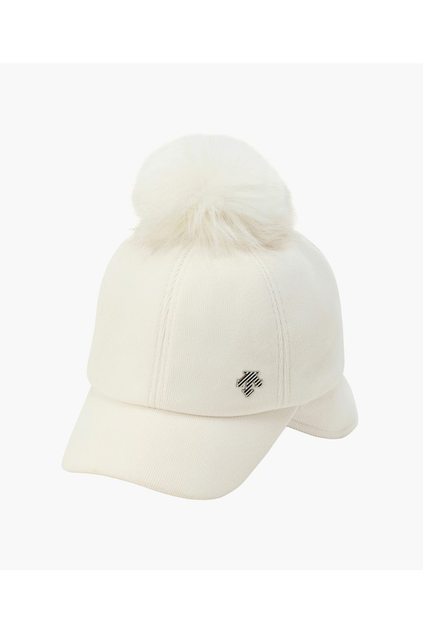 여성 폴더블 이어워머 방한캡 DQ42WFCPO6는 가을, 겨울철 방한을 위한 모자입니다. 폴리에스터, 레이온, 아크릴, 폴리우레탄 소재로 제작되었으며, 챙 넓이는 6cm입니다. 무지 디자인에 탈부착 가능한 퍼 방울 장식이 포인트이며, 이어워머 기능과 접이식 구조로 실용성을 더했습니다. 겨울 데일리룩, 산책룩, 여행룩 등 다양한 TPO에 활용하기 좋으며, 캐주얼, 미니멀, 클래식 스타일을 즐겨 입는 여성에게 적합합니다.
