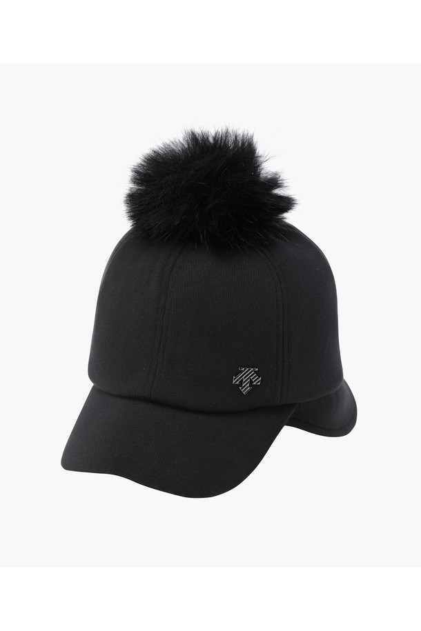 여성 폴더블 이어워머 방한캡 DQ42WFCPO6는 가을, 겨울철 방한과 스타일을 동시에 만족시키는 모자입니다. 부드러운 폴리에스터, 레이온, 아크릴, 폴리우레탄 혼방 소재로 제작되어 따뜻하고 편안한 착용감을 선사합니다. 6cm 챙과 귀를 보호하는 폴더블 이어워머 디자인은 실용성과 보온성을 높여줍니다. 무지 패턴에, 귀여운 퍼 방울 장식이 포인트로 더해져 캐주얼, 미니멀, 클래식 스타일의 산책룩, 여행룩에 매치하기 좋습니다. BLKG, IVYG, MLGG 세 가지 컬러 옵션으로 만나보세요.
