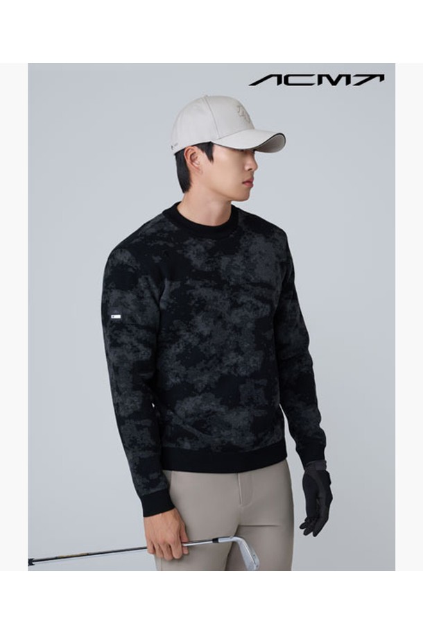 아크먼트(ACMT) 남성 자카드 모크넥 방풍 스웨터 DQ42MFKPO1는 가을과 겨울 시즌, 골프 및 일상에서 활용하기 좋은 남성용 스웨터입니다. 고급스러운 무드를 연출하는 시그니처 자카드 패턴이 돋보이며, 레이온, 폴리에스터, 나일론 혼방의 부드러운 소재로 제작되어 편안한 착용감을 선사합니다. 모던하고 클래식한 스타일을 기반으로, 레귤러 핏과 긴 소매 기장, 모크넥 디자인이 특징입니다. 특히 방풍 안감을 적용하여, 추운 날씨에도 따뜻하게 활동할 수 있으며 경량성까지 갖춰 실용성을 높였습니다. 
