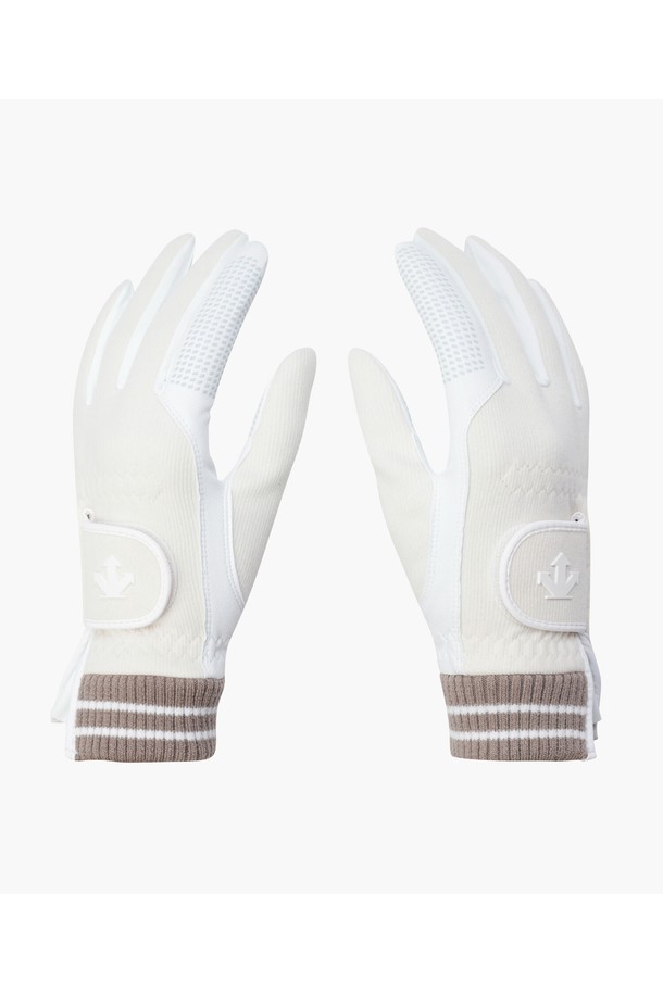 여성 360그립 방한 장갑 DQ42WFGLO2는 골프룩과 겨울 데일리룩에 모두 잘 어울리는 여성용 장갑입니다. 합성가죽, 폴리에스터, 아크릴, 폴리우레탄 등 4중 소재로 제작되어 뛰어난 보온성과 방한 기능을 제공합니다. 360도 패턴과 손바닥면 논슬립 실리콘 처리로 뛰어난 그립감을 선사하며, 기모 골조직 소재를 사용하여 부드러운 착용감을 느낄 수 있습니다. 클래식, 미니멀, 스포티한 스타일을 모두 소화하며 겨울철 라운딩 또는 일상 속에서 따뜻하고 스타일리시하게 연출할 수 있습니다. 블랙(BLKG)과 아이보리(IVYG) 두 가지 색상으로 만나보세요.
