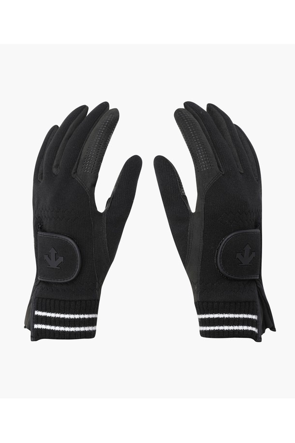 여성 360그립 방한 장갑 DQ42WFGLO2는 겨울철 골프룩과 데일리룩에 모두 잘 어울리는 방한 장갑입니다. 클래식, 미니멀, 스포티한 스타일을 아우르며, 360도 패턴으로 디자인되어 세련된 외관을 자랑합니다. 합성가죽, 폴리에스터, 아크릴, 폴리우레탄 등 다양한 소재를 사용하여 보온성과 그립감을 높였습니다. 손바닥 면에는 논슬립 실리콘 처리가 되어 미끄럼을 방지하며, 기모 골조직 소재로 더욱 따뜻하게 착용할 수 있습니다. BLKG, IVYG 두 가지 색상으로 출시되었습니다.
