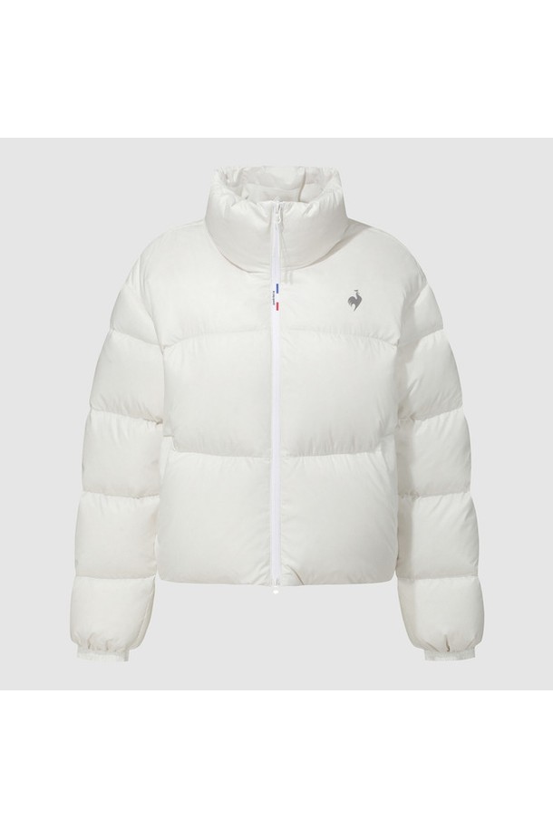 르에어로 퍼텍스 구스 크롭 다운 재킷 - 화이트 QQ422EDJN4는 여성용 다운 재킷으로, 겨울철 추위를 효과적으로 막아줍니다. 가볍고 따뜻한 거위털 충전재와 부드러운 촉감의 퍼텍스 소재를 사용하여 편안한 착용감을 제공합니다. 캐주얼, 스포티, 미니멀 스타일을 모두 소화할 수 있으며, 일상, 스포츠 활동뿐만 아니라 여행룩으로도 활용하기 좋습니다. 크롭 기장과 레귤러핏으로 세련된 핏을 연출하며, 화이트, 블랙, 핑크 세 가지 컬러로 출시되었습니다. 집업 스타일의 긴소매 디자인으로 실용성을 더했습니다.
