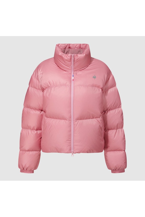 르에어로 퍼텍스 구스 크롭 다운자켓 (핑크 QQ422EDJN4)은 겨울철 추위에도 따뜻함과 스타일을 놓치지 않는 여성용 다운 재킷입니다. 가볍고 보온성이 뛰어난 구스다운 충전재와 부드러운 촉감의 소재를 사용하여 편안한 착용감을 선사합니다. 크롭 기장과 레귤러핏 디자인으로 스포티하면서도 캐주얼한 무드를 연출하며, 일상복뿐만 아니라 가벼운 스포츠 활동에도 적합합니다. 핑크, 블랙, 화이트 세 가지 색상으로 출시되어 다양한 룩에 매치하기 용이하며, 집업 여밈 방식으로 간편하게 착용할 수 있습니다. 산책이나 캠핑 등 다양한 TPO에 활용 가능합니다.
