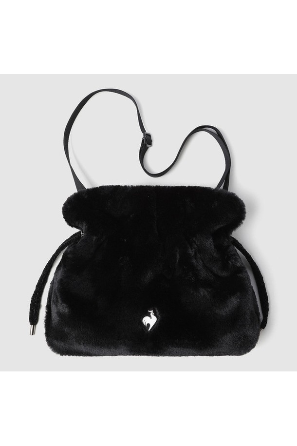 세련된 여성 3WAY 퍼 토트백 - 블랙 QQ422WBGO2입니다. 부드러운 폴리에스터 소재에 블랙 컬러의 미디엄 사이즈로, 미니멀, 클래식, 캐주얼 스타일에 잘 어울립니다. 사각 디자인에 퍼 장식으로 포인트를 주어 고급스러운 느낌을 더했습니다. 숄더백과 크로스백으로 활용 가능한 실용적인 3WAY 스타일이며, 안감은 폴리에스터와 면 혼방으로 제작되었습니다. 가벼운 230g 무게로 일상에서 편안하게 사용할 수 있습니다.
