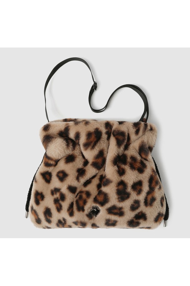 여성 3WAY 퍼 토트백 - 브라운 QQ422WBGO2는 클래식, 미니멀, 걸리시 스타일에 어울리는 토트백입니다. 부드러운 폴리에스터 소재에 퍼 디자인 장식이 더해져 포근하고 세련된 느낌을 줍니다. 미디엄 사이즈로, 가로 26.5cm, 세로 23cm, 폭 7cm이며 숄더백과 크로스백으로도 활용 가능하여 실용적입니다. 데이트룩과 모임룩에 포인트를 더할 수 있으며, 중량은 230g입니다. 
