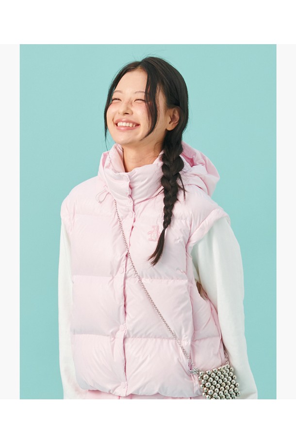 여성 소매 디테쳐블 푸퍼 다운 베스트 라이트핑크 MQ422PJPO2는 부드러운 촉감의 나일론, 폴리에스터, 오리털 혼방 소재로 제작되어 겨울철 보온성을 책임지는 다운 베스트입니다. 가볍고 따뜻하며, 소매가 탈부착 가능하여 다양한 스타일 연출이 가능합니다. 크롭 기장의 레귤러핏으로 스포티, 캐주얼, 미니멀한 스타일을 즐기는 여성분들께 적합하며, 골프룩으로도 활용할 수 있습니다. 지퍼형 여밈 방식과 무지 디자인으로 깔끔함을 더했습니다. 라이트핑크와 아이보리 두 가지 컬러로 출시되어 취향에 맞게 선택할 수 있습니다.
