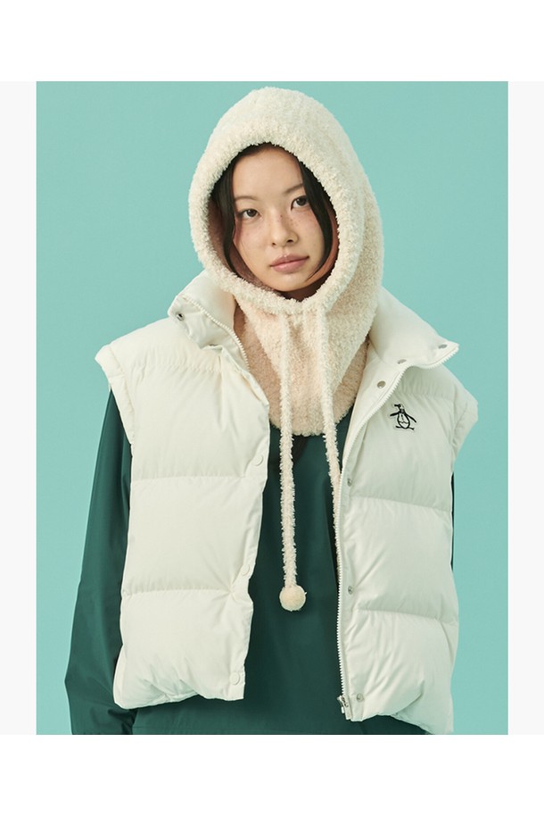 여성 소매 디테쳐블 푸퍼 다운 베스트 아이보리 MQ422PJPO2는 겨울철 골프 및 일상용으로 활용하기 좋은 아우터입니다. 부드러운 촉감의 폴리에스터, 나일론, 오리솜털, 오리깃털 소재로 제작되었으며, 두꺼운 두께감으로 보온성을 높였습니다. 스포티하면서도 캐주얼한 무드를 연출하며, 크롭 기장에 집업 여밈 방식으로 편안하게 착용 가능합니다. 소매 탈부착이 가능하여 베스트 형태로도 활용할 수 있으며, 레귤러핏 디자인으로 다양한 스타일 연출이 용이합니다.
