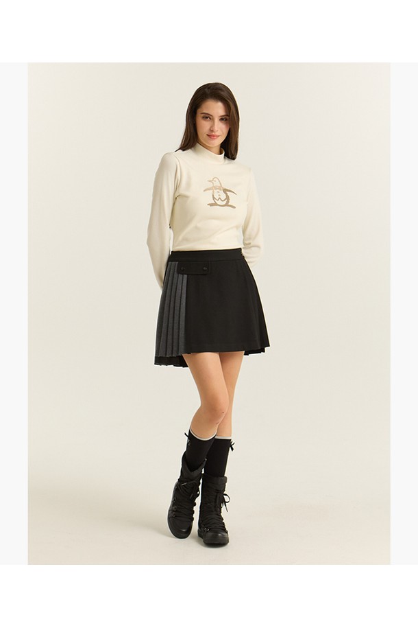 여성 배색 플리츠 스커트 블랙 MQ422LSKO1은 골프 및 스포츠 활동에 적합한 스포티 스타일의 플리츠 스커트입니다. 블랙과 베이지 컬러 배색으로 세련된 디자인을 연출하며, 폴리에스터, 레이온, 폴리우레탄 혼방 소재로 제작되어 편안한 착용감을 제공합니다. 안감이 있어 활동적인 움직임에도 안정감을 더하며, 사계절 내내 활용 가능한 실용적인 아이템입니다. 미니멀한 스타일을 선호하는 여성 골퍼에게 추천하는 배색 플리츠 스커트입니다.
