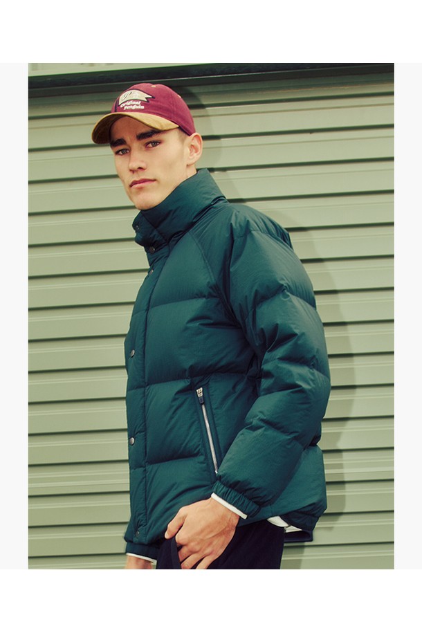 남성 푸퍼 머스코비 다운 점퍼 딥그린 MQ421PJPO3는 겨울철 스포티하고 캐주얼한 스타일을 연출하기에 좋은 다운 점퍼입니다. 딥그린 컬러의 무지 디자인으로 어떤 옷에도 쉽게 매치할 수 있으며, 골프 및 일상생활에서 활용하기 좋습니다. 넉넉한 두께감과 부드러운 촉감의 나일론 소재를 사용하여 편안한 착용감을 제공합니다. 충전재는 솜털 80%, 깃털 20%로 구성되어 보온성과 경량성을 동시에 갖췄으며, 긴 소매와 집업 여밈 방식으로 디자인되었습니다. 레귤러핏으로 제작되어 활동성을 높였으며, 안감 또한 나일론 소재로 마감되었습니다.
