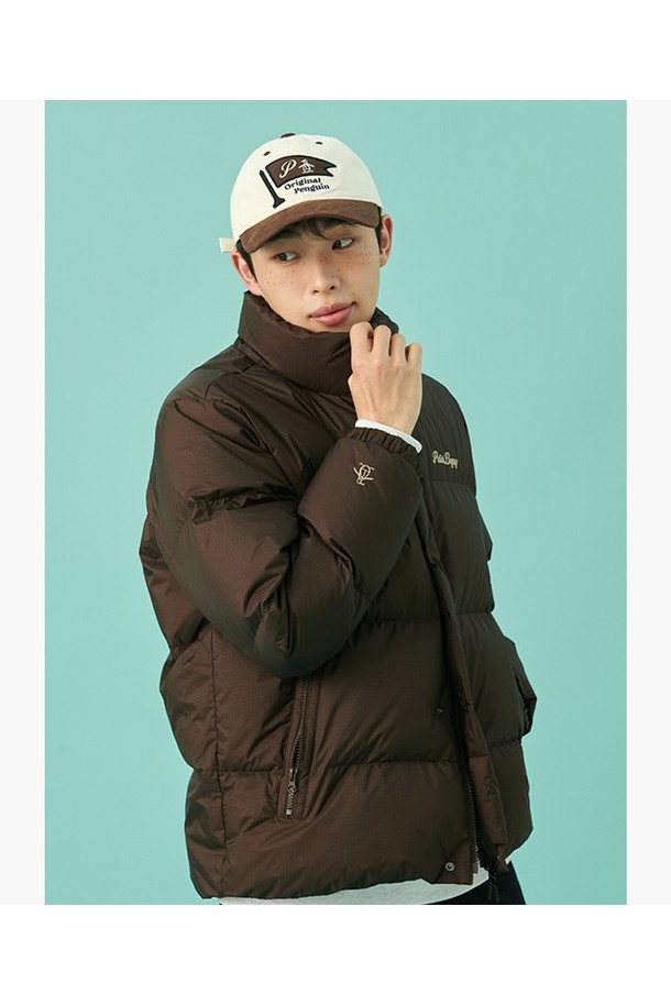 남성 푸퍼 머스코비 다운 점퍼 브라운 MQ421PJPO3는 부드러운 촉감의 나일론 소재를 사용하여 제작된 겨울용 다운점퍼입니다. 브라운 및 다크그린 컬러로 출시되었으며, 스포티와 캐주얼 스타일을 동시에 연출할 수 있습니다. 레귤러핏에 레귤러 기장으로 편안한 착용감을 제공하며, 집업 스타일로 간편하게 입고 벗을 수 있습니다. 솜털 80%, 깃털 20%의 머스코비 다운 충전재를 사용하여 보온성과 경량성을 동시에 갖춘 제품으로 골프 및 일상생활에서 활용하기 좋습니다.
