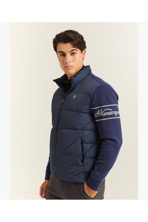 남성 다운 하이브리드 스웨터 점퍼 블루 MQ421MSJO1는 겨울철 스포티한 골프룩과 일상복으로 활용하기 좋은 남성용 다운 하이브리드 점퍼입니다. 블루와 아이보리 두 가지 색상으로 출시되었으며, 부드러운 촉감과 두꺼운 두께로 뛰어난 보온성을 제공합니다. 나일론, 아크릴, 폴리에스터, 울 등의 혼용 소재에 거위 솜털 80%, 거위 깃털 20%의 충전재를 사용하여 경량성과 보온성을 동시에 갖췄습니다. 집업 스타일의 레귤러핏 디자인으로 활동성을 높였으며, 긴 소매 기장과 무지 패턴으로 깔끔한 디자인을 연출합니다.
