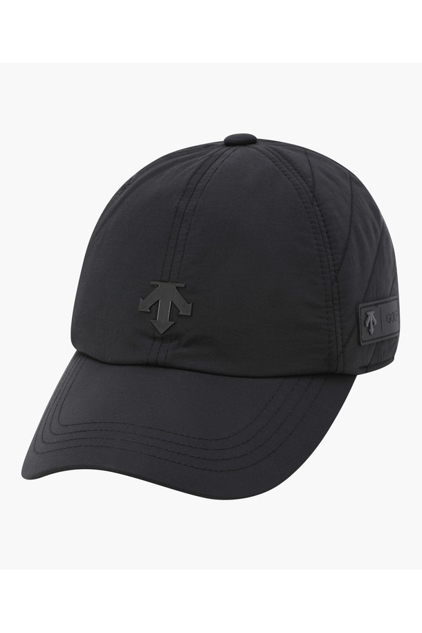 남성용 약패딩 이어워머 탈부착 볼캡 DQ42MFCPO8은 가을, 겨울 시즌 골프 및 일상생활에서 활용하기 좋은 모자입니다. 나일론, 면, 폴리에스터 혼방 소재로 제작되어 보온성이 뛰어나고, 8cm 챙으로 햇빛을 효과적으로 가려줍니다. 무지 패턴에 약패딩 두께감으로 포근하며, 탈부착 가능한 이어워머가 있어 추운 날씨에도 따뜻하게 착용할 수 있습니다. 톤 다운된 BEGG, BLKG 컬러로 캐주얼, 미니멀, 클래식 스타일의 골프룩에 잘 어울리며, 사이즈 조절 기능으로 편안한 착용감을 제공합니다.
