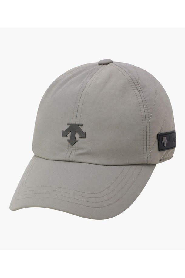 남성용 약패딩 이어워머 탈부착 볼캡 DQ42MFCPO8은 가을, 겨울철 골프 및 일상생활에서 스타일리시하게 착용할 수 있는 모자입니다. 나일론, 면, 폴리에스터 혼방 소재로 제작되어 보온성이 뛰어나고, 8cm 챙 넓이로 햇빛을 효과적으로 가려줍니다. 탈부착 가능한 이어워머 디자인은 변덕스러운 날씨에도 유연하게 대처할 수 있도록 해주며, 무지 패턴에 베이지(BEGG), 먹색(BLKG) 두 가지 색상으로 출시되었습니다. 캐주얼, 미니멀, 클래식 스타일을 아우르는 디자인으로 다양한 골프룩에 훌륭하게 매치됩니다. 사이즈 조절 기능으로 편안한 착용감을 제공합니다.
