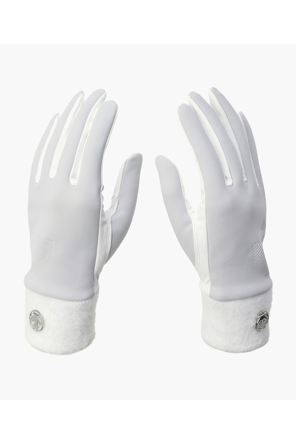 여성 방한 장갑 DQ42WFGLO3는 골프 및 겨울 데일리룩에 모두 잘 어울리는 제품입니다. 부드러운 촉감의 합성가죽, 나일론, 폴리우레탄 소재로 제작되어 보온성을 제공하며, 손목 부분에는 계절감을 살린 원사를 사용하여 디자인 포인트를 더했습니다. 클래식, 미니멀, 캐주얼 스타일을 모두 소화할 수 있으며, 스피릿 포인트 디테일로 세련된 분위기를 연출합니다. BLKG, LGYG 컬러로 출시되어 다양한 겨울 코디에 활용하기 좋습니다.
