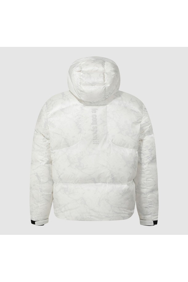 유니 레귤러핏 벤쳐 구스 숏다운자켓 - 화이트 QQ423EDJN1은 남녀 모두 착용 가능한 캐주얼 및 스포티 스타일의 숏패딩입니다. 겨울철 보온성을 책임지는 두꺼운 두께감과 부드러운 촉감의 나일론, 폴리우레탄, 거위솜털, 거위깃털 혼방 소재로 제작되었습니다. 후드 디자인과 집업 여밈 방식으로 편안함을 더했으며, 가볍고 따뜻한 구스다운 충전재가 특징입니다. 레귤러핏으로 제작되어 편안한 착용감을 제공하며, 무지 스타일로 다양한 룩에 활용하기 좋습니다. 블랙, 그레이블루, 화이트 3가지 색상으로 만나보세요.
