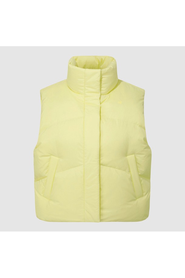 여성 네쥬 루즈핏 다운 베스트 - 옐로우 QQ422ODVO3는 겨울철 캐주얼룩을 위한 필수템입니다. 옐로우, 블랙, 아이보리 세 가지 색상으로 출시되어 취향에 맞게 선택할 수 있습니다. 넉넉한 루즈핏으로 편안한 착용감을 선사하며, 나일론과 폴리에스터 혼방 소재에 두꺼운 두께감으로 보온성을 높였습니다. 안감은 패딩 처리되었으며, 오리털 80%과 오리 깃털 20%의 충전재로 더욱 따뜻하게 착용할 수 있습니다. 지퍼형 여밈 방식으로 간편하게 착용 가능하며, 출근룩이나 일상복으로 활용하기 좋습니다.
