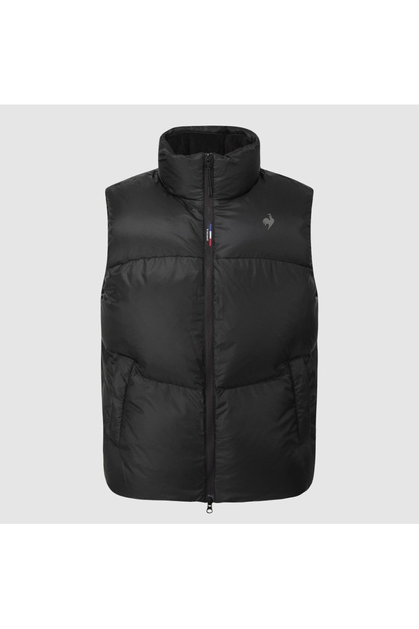 르에어로 퍼텍스 다운 베스트 - 블랙 QQ423EDVN4는 남녀 공용으로 착용 가능한 겨울철 방한 베스트입니다. 블랙과 화이트베이지 두 가지 색상으로 출시되어, 어떤 스타일에도 쉽게 매치할 수 있습니다. 일상복은 물론, 등산룩과 같은 스포티하고 캐주얼한 활동에도 적합하며, 미니멀한 디자인을 선호하는 분들께도 추천합니다. 가볍고 따뜻한 다운 충전재와 퍼텍스 소재를 사용하여 보온성과 경량성을 동시에 잡았으며, 부드러운 촉감의 레귤러핏으로 편안하게 착용 가능합니다. 집업 방식에 민소매 디자인으로, 레이어드하여 다양한 스타일을 연출할 수 있습니다.
