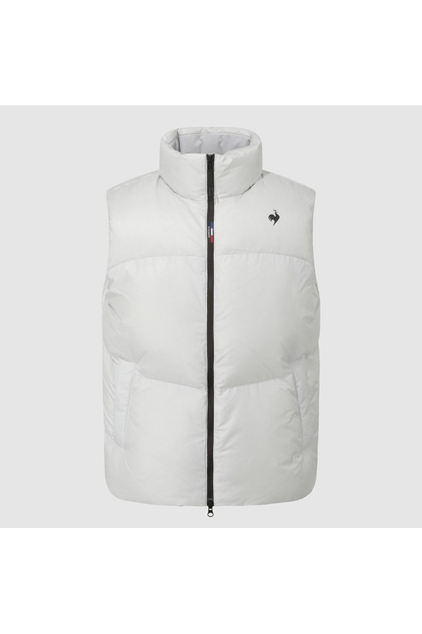 르에어로 퍼텍스 다운 베스트 - 화이트 QQ423EDVN4는 남녀 공용으로 착용 가능한 겨울철 방한용 다운 베스트입니다. 가볍고 따뜻한 오리털 충전재(솜털 80%, 깃털 20%)를 사용하여 보온성을 높였으며, 부드러운 촉감의 폴리에스테르와 나일론 혼방 소재로 제작되었습니다. 레귤러핏 디자인에 민소매 스타일로, 일상복이나 스포츠 활동 시에도 스타일리시하게 연출할 수 있습니다. 무지 디자인의 화이트 컬러로 다양한 의상에 매치하기 용이하며, 집업 방식으로 편안하게 착용할 수 있습니다. 등산룩, 캠핑룩과 같은 아웃도어 스타일은 물론, 캐주얼, 스포티, 미니멀 스타일까지 폭넓게 소화 가능한 활용도 높은 아이템입니다.
