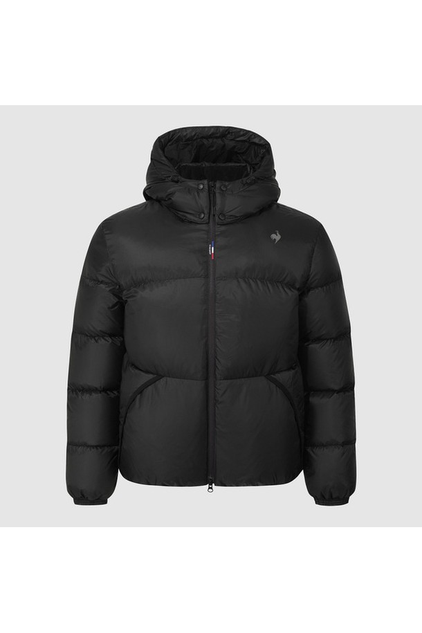 **르에어로 퍼텍스 구스 숏 다운자켓 - 블랙 QQ423EDJN4**는 남녀 모두 착용 가능한 캐주얼하고 스포티한 스타일의 겨울용 숏패딩입니다. 부드러운 촉감의 폴리에스터, 나일론 혼방 소재로 제작되었으며, 숏 기장과 레귤러핏으로 편안하게 착용할 수 있습니다. 보온성과 방풍 기능을 갖춘 두꺼운 두께감의 다운 자켓으로, 구스다운(거위 솜털 80%, 거위 깃털 20%) 충전재를 사용하여 뛰어난 보온성을 제공합니다. 집업 스타일이며, 출근룩이나 여행룩 등 다양한 TPO에 활용 가능하며, 무지 디자인으로 미니멀한 스타일 연출에도 용이합니다. 블랙, 브라운, 블루, 베이지 총 4가지 색상으로 만나보실 수 있습니다.
