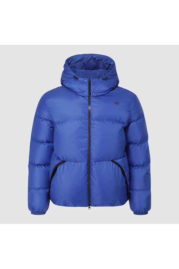 르에어로 퍼텍스 구스 숏 다운 재킷 - 블루 QQ423EDJN4는 남녀 모두 착용 가능한 캐주얼하고 스포티한 스타일의 겨울용 숏패딩입니다. 뛰어난 보온성과 가벼운 착용감을 제공하는 구스다운 충전재와 숏 기장, 집업 여밈 방식이 특징입니다. 블루, 블랙, 브라운, 베이지 등 다양한 컬러로 출시되어 출근룩, 여행룩 등 폭넓은 TPO에 활용 가능합니다. 무지 디자인으로 미니멀한 스타일을 선호하는 분들께 적합하며, 부드러운 촉감과 긴 소매 기장이 편안함을 더합니다.
