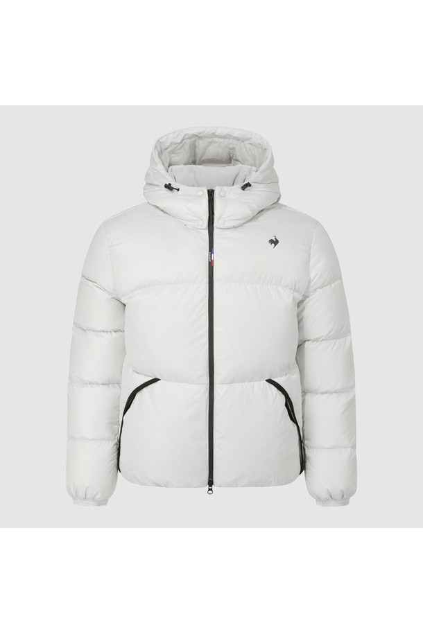 "르에어로 퍼텍스 구스 숏 다운자켓"은 가볍고 따뜻한 겨울철 필수 아이템입니다. 남녀 공용으로, 일상과 가벼운 스포츠 활동에 적합하며, 산책룩 연출에도 좋습니다. 부드러운 촉감의 폴리에스터, 나일론 혼방 소재에 구스다운(솜털 80%, 깃털 20%) 충전재를 사용하여 보온성과 경량성을 동시에 갖췄습니다. 화이트, 블랙, 브라운, 블루의 다양한 색상으로 출시되었으며, 캐주얼, 스포티, 미니멀 스타일을 연출하기 좋습니다. 집업 방식의 레귤러핏 숏 다운자켓입니다.
