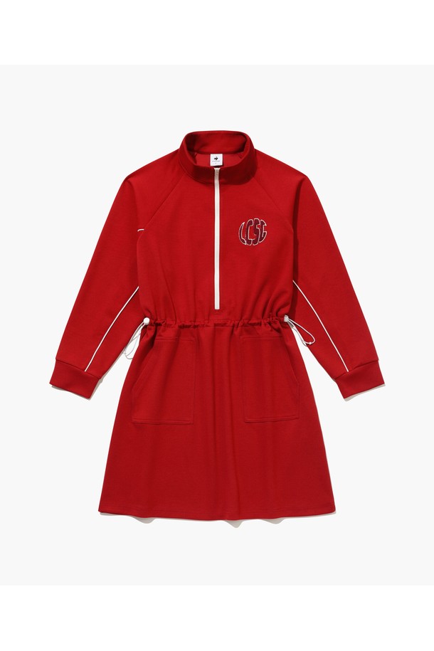 여성 기모 저지 원피스 _CRS0 GQ322LOP93는 부드러운 촉감의 폴리에스터, 레이온, 폴리우레탄 혼방 소재로 제작되어 겨울철 보온성을 높여주는 캐주얼 스타일의 원피스입니다. 하프넥 디자인과 긴소매, A라인 플레어 치마 핏으로 여성스러운 실루엣을 연출하며, 루즈핏으로 편안함을 더했습니다. 하프 집업 디자인과 버클 자수 포인트가 돋보이며, 기모 안감으로 따뜻하게 착용할 수 있습니다. 데일리룩, 집콕룩, 산책룩 등 다양한 상황에서 미니멀하고 클래식한 분위기를 연출하기 좋습니다.
