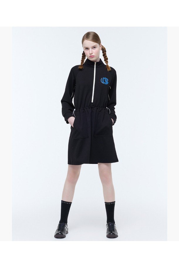 겨울철 라운딩과 일상에서 스타일리시하게 연출할 수 있는 여성 기모 저지 원피스입니다. 부드러운 촉감의 저지 소재에 보온성을 높여주는 기모 안감을 더해 따뜻하고 편안한 착용감을 선사합니다. 하프넥 디자인과 앞면 부클레 자수 디테일이 스포티하면서도 캐주얼한 무드를 연출하며, 레귤러핏으로 편안하게 착용 가능합니다. 긴 소매 기장과 두꺼운 두께감으로 추운 날씨에도 따뜻하게 몸을 보호해줍니다. 블랙과 크림 두 가지 색상으로 출시되어 골프룩, 겨울 데일리룩 등 다양한 스타일에 활용하기 좋습니다.
