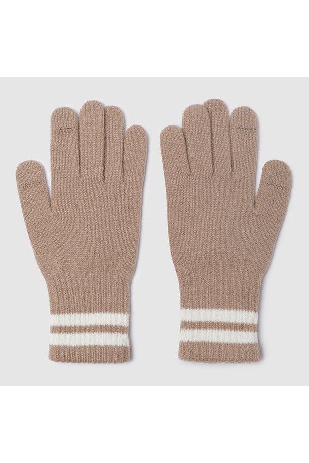 라이프 장갑 - 베이지 QQ423AGLO2는 겨울, 가을 시즌에 착용하기 좋은 장갑입니다. 아크릴, 모, 폴리에스터 혼방 소재로 제작되어 부드러운 촉감을 선사하며, 손등 부분은 니트 소재로 포인트를 주었습니다. 베이지, 블랙, 미디엄 그레이 3가지 색상으로 출시되어 출근룩, 모임룩 등 다양한 TPO에 활용할 수 있습니다. 캐주얼, 클래식, 미니멀 스타일을 즐겨 입는 분들께 추천하며, 일상생활에서 보온성을 더해주는 아이템입니다. 무지 디자인으로 어떤 옷에도 잘 어울립니다.
