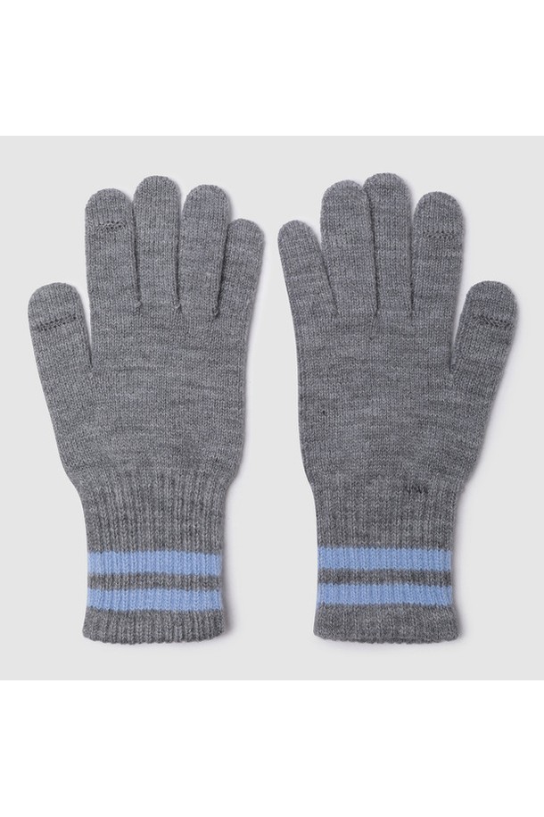 라이프 장갑 - 그레이 QQ423AGLO2는 겨울철 보온성을 책임지는 데일리 장갑입니다. 아크릴, 모, 폴리에스터 혼방 소재로 제작되어 부드러운 촉감을 선사하며, 무지 디자인으로 미니멀, 클래식, 캐주얼 스타일 모두에 잘 어울립니다. 손등 부분에 디자인 포인트를 더하여 세련된 느낌을 강조했습니다. 보통 두께감으로 제작되어 편안한 착용감을 제공하며, 일상생활에서 따뜻하게 손을 보호해 줍니다. 그레이 컬러로 다양한 의상에 매치하기 용이합니다.
