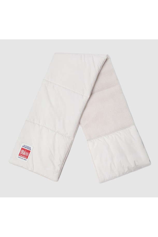 라이프 머플러 - 아이보리 QQ423AWMO1은 겨울철 보온성을 책임지는 포근한 머플러입니다. 부드러운 촉감의 폴리에스터 소재로 제작되었으며, 넉넉한 두께감과 충전재를 통해 뛰어난 보온 기능을 제공합니다. 깔끔한 무지 디자인에 로고 디테일이 더해져 미니멀, 클래식, 캐주얼 등 다양한 스타일 연출에 활용하기 좋습니다. 아이보리 색상으로 어떤 룩에도 자연스럽게 매치되며, 일상에서 따뜻하고 스타일리시하게 착용할 수 있습니다. 블랙 색상도 함께 제공됩니다.
