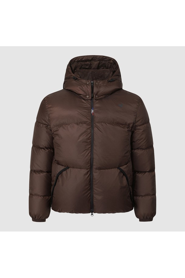 르에어로 퍼텍스 구스 숏 다운 재킷 - 브라운 QQ423EDJN4는 겨울철 보온성과 스타일을 모두 갖춘 필수 아우터입니다. 캐주얼, 스포티, 미니멀 스타일을 소화하며, 여행이나 캠핑룩에도 잘 어울립니다. 숏 기장의 레귤러핏으로 제작되었으며, 특히 넉넉한 두께감과 부드러운 촉감이 특징입니다. 브라운, 블랙, 베이지, 블루 등 다양한 색상으로 출시되어 폭넓은 선택이 가능합니다. 구스다운 충전재와 방수 기능으로 추운 날씨에도 따뜻하고 쾌적하게 착용할 수 있습니다.
