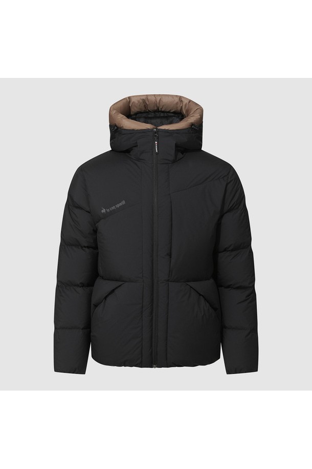 유니 루즈핏 컬러후드 다운 재킷 – 블랙 QQ423EDJN7은 남녀 모두 착용 가능한 캐주얼 스타일의 겨울용 다운 재킷입니다. 나일론과 폴리에스터 혼방 소재로 제작되어 부드러운 촉감을 선사하며, 오리 솜털 80%와 오리 깃털 20%의 충전재로 뛰어난 보온성을 제공합니다. 후드 디자인과 긴 소매, 레귤러 기장으로 편안한 착용감을 선사하며, 집업 스타일로 간편하게 입고 벗을 수 있습니다. 무지 패턴의 블랙 컬러는 다양한 스타일과 쉽게 매치할 수 있어 활용도가 높습니다.