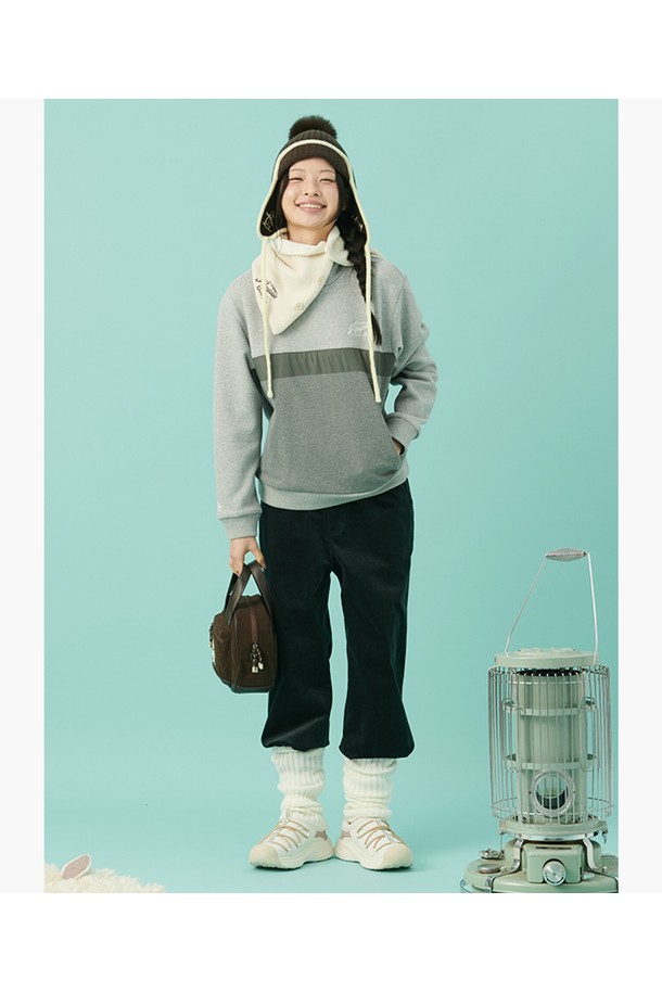 남녀공용 에센셜 코듀로이 팬츠 딥그린 MQ423PPTO3는 가을, 겨울 시즌에 어울리는 레귤러핏 코듀로이 팬츠입니다. 부드러운 촉감의 면, 폴리우레탄, 코듀로이 혼방 소재로 제작되어 편안한 착용감을 선사합니다. 딥그린 컬러와 베이직, 캐주얼 스타일로 어떤 상의와도 쉽게 매치할 수 있으며, 골프룩과 일상복으로 활용 가능합니다. 두꺼운 두께감으로 보온성을 높였으며, 에센셜 라인으로 출시되어 실용성을 더했습니다. 무지 디자인으로 미니멀하고 클래식한 분위기를 연출합니다.
