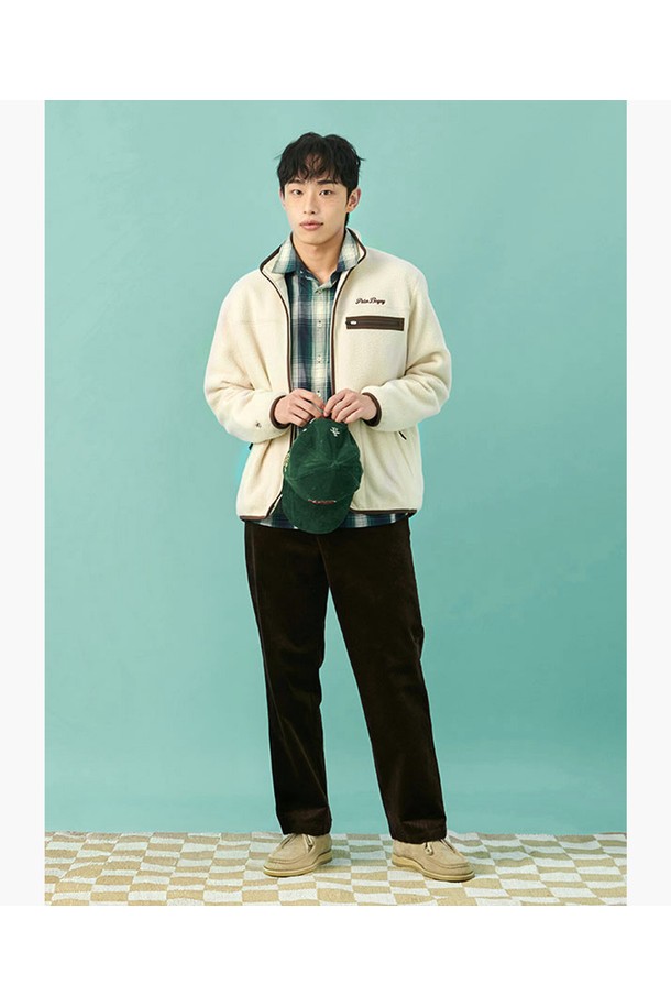 남녀공용 에센셜 코듀로이 팬츠 브라운 MQ423PPTO3는 가을, 겨울 시즌에 어울리는 레귤러핏 긴바지입니다. 부드러운 촉감의 코듀로이, 면, 폴리우레탄 혼방 소재로 제작되어 편안한 착용감을 선사합니다. 베이직하고 캐주얼한 스타일로 일상 및 골프룩에 모두 활용 가능하며, 어떤 상의와도 쉽게 매치됩니다. 무지 디자인에 두께감 있는 원단으로 제작되어 따뜻하게 착용할 수 있습니다. 에센셜 라인으로 출시되어 활용도가 높습니다.
